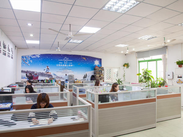 佛山睿牛制衣品牌羽絨服定制來圖來樣免費設(shè)計打版品質(zhì)保障