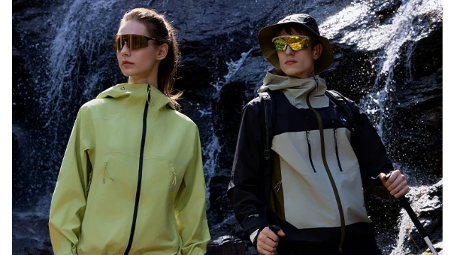 沖鋒衣軟殼和硬殼有什么區(qū)別